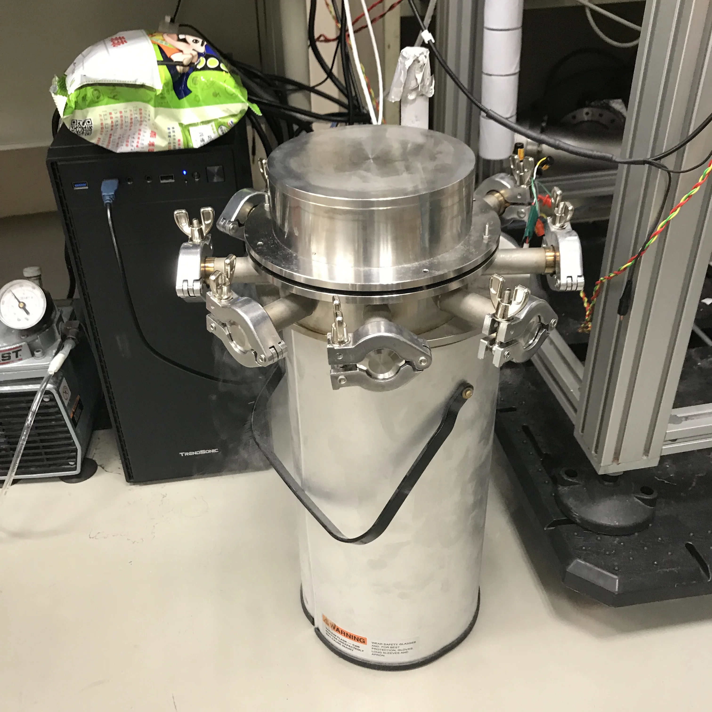 Cryogenic container