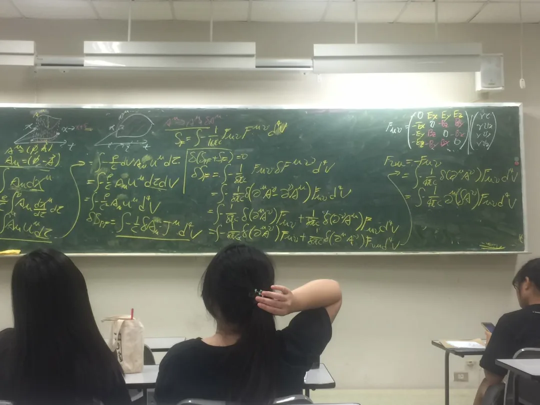 黑板上寫滿數學公式和筆記。