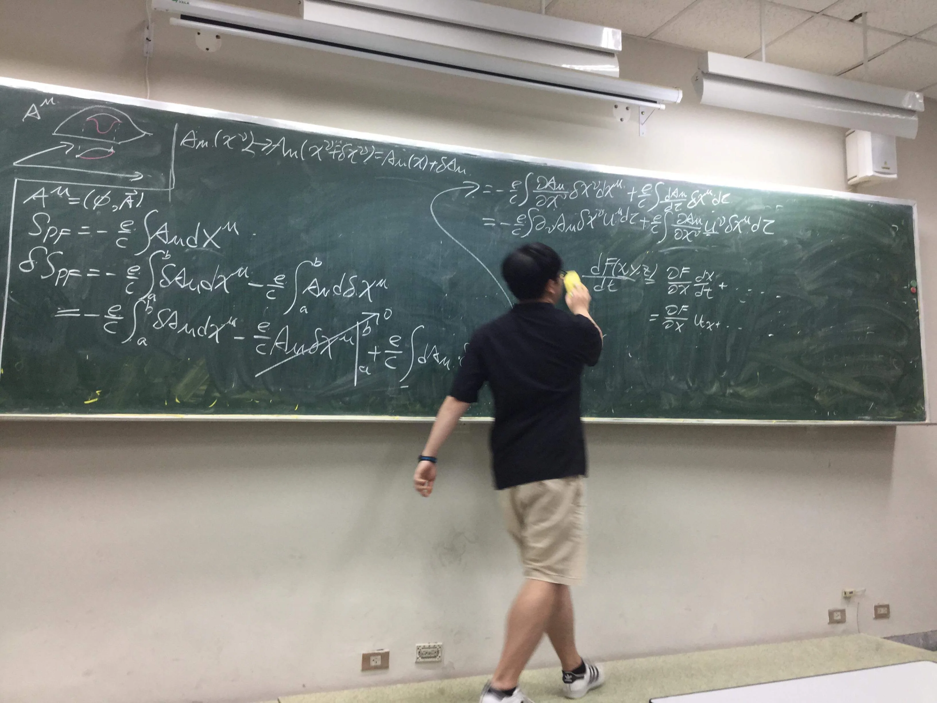 黑板上寫滿數學公式，學生正在講解。
