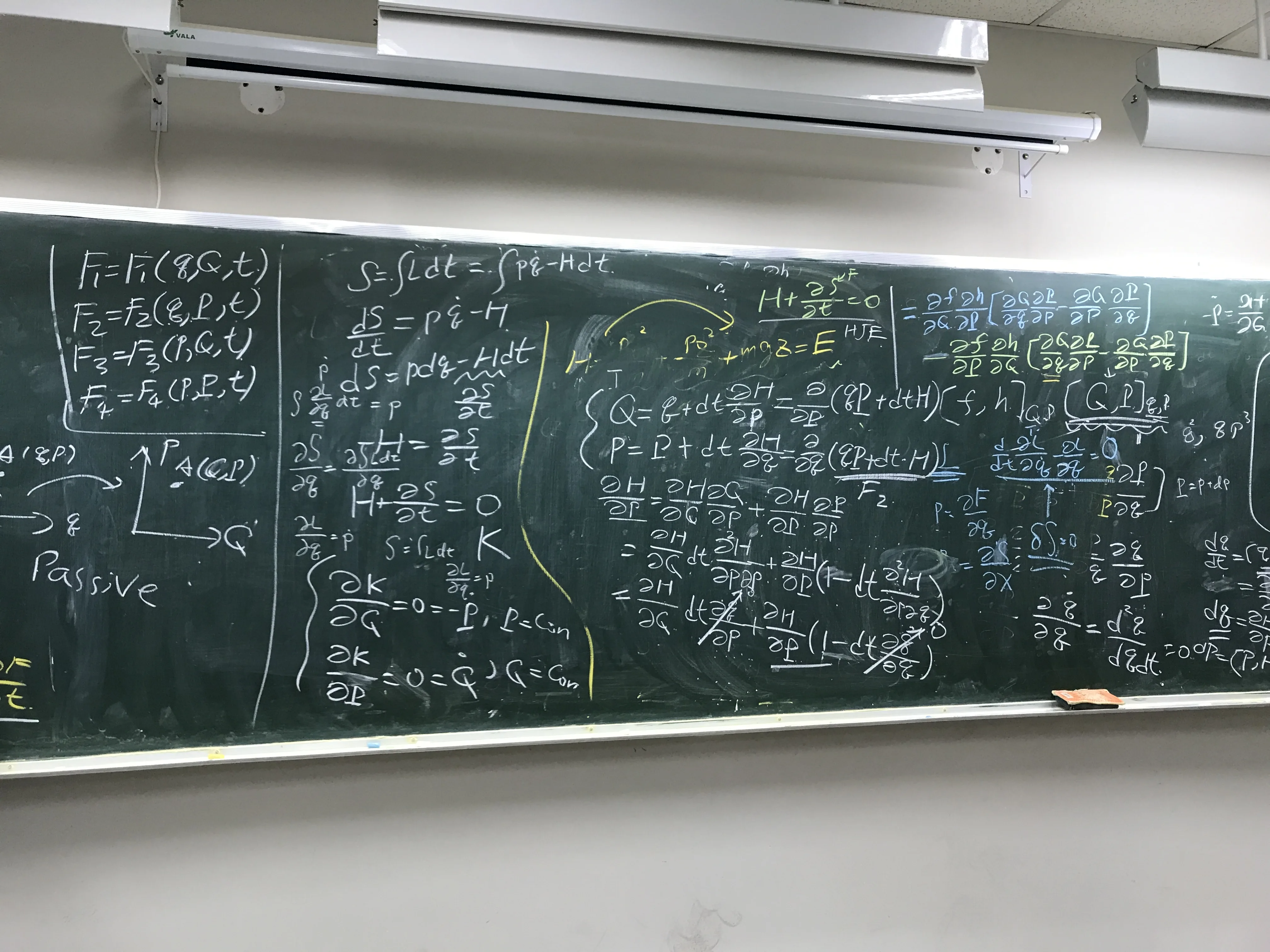 黑板上滿是數學公式和推導過程。