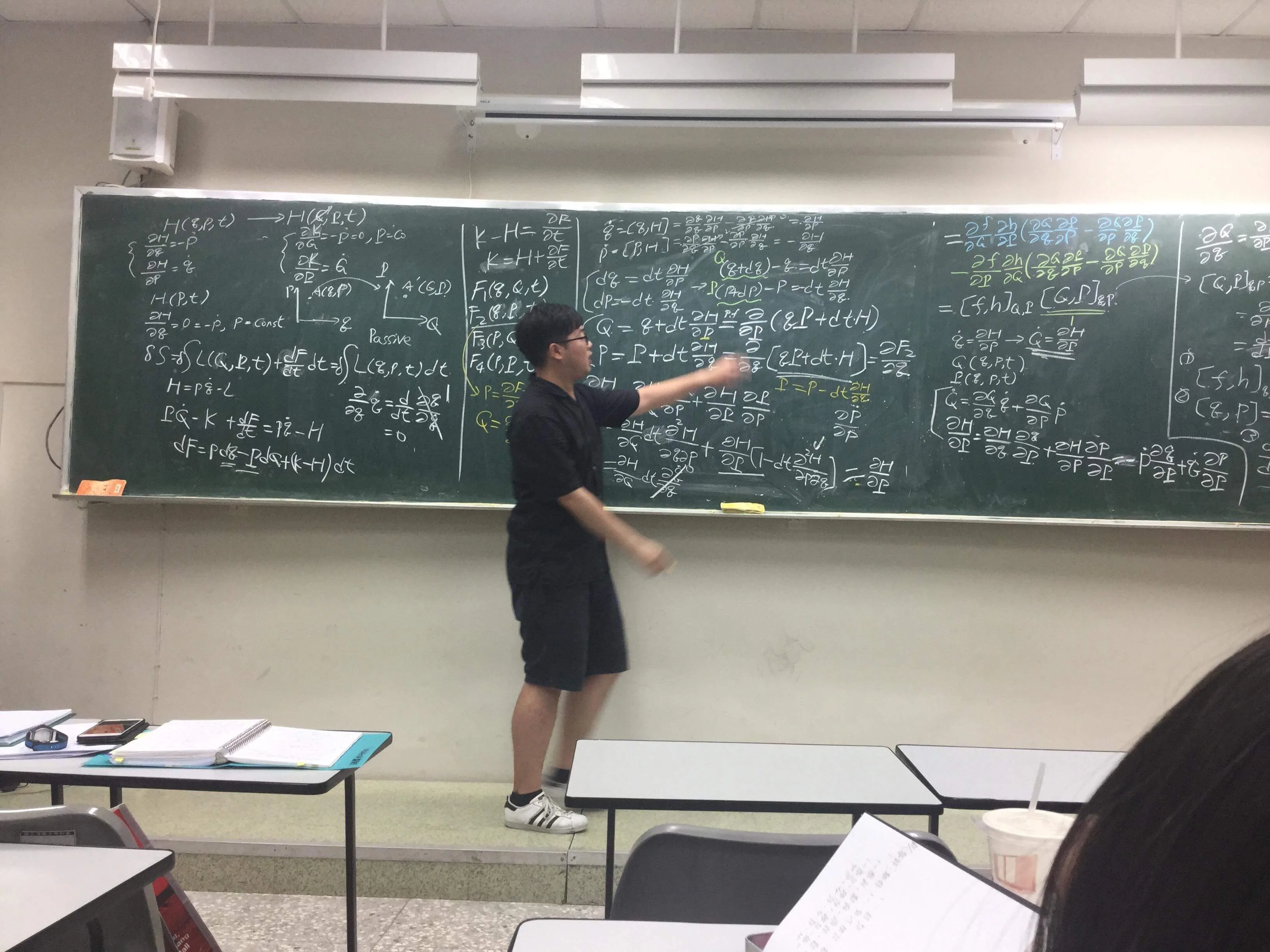 講師在黑板前教授數學公式與概念
